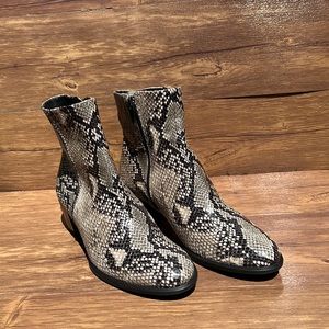 ECCO Women boots Cowboy style Snake skin print size 39 US SIZE 8-8.5